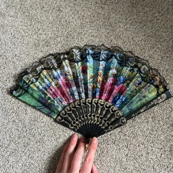 Hand Fan - Picture 1 of 2
